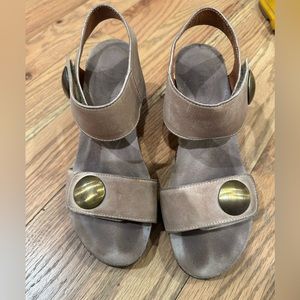 Size 8.5 Taos Wedges